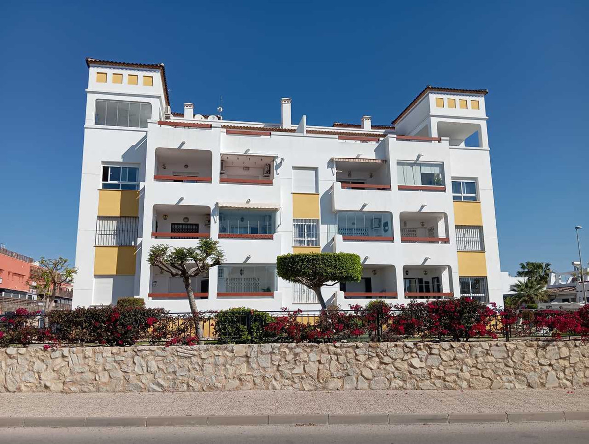 For sale - 2 Bedroom 2 Bathroom Apartment - Middle Floor Apartment in Orihuela - Villamartin  - Alicante