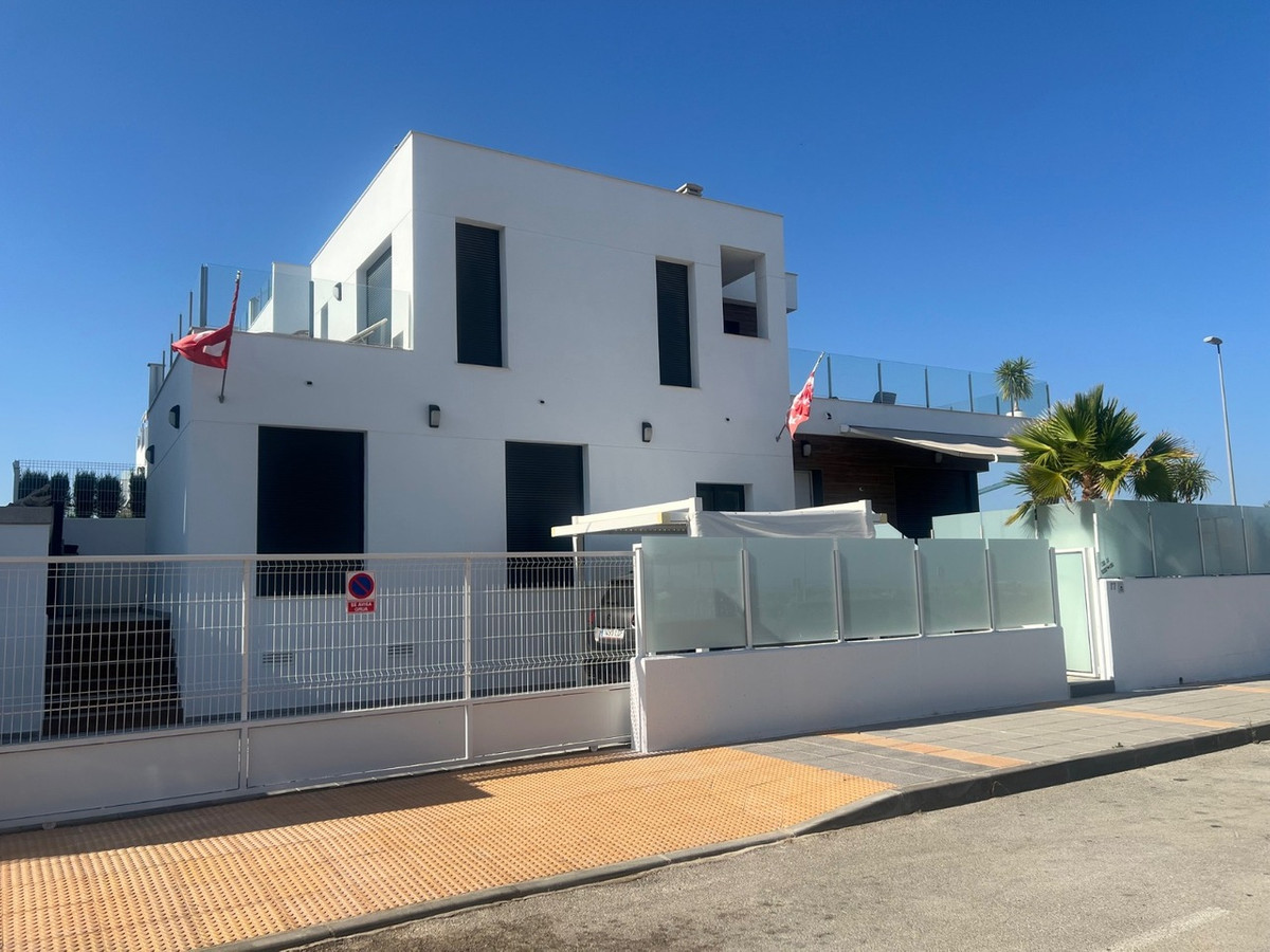 For sale - 3 Bedroom 3 Bathroom House - Detached Villa in Los Montesinos - Los Montesinos Centro  - Alicante