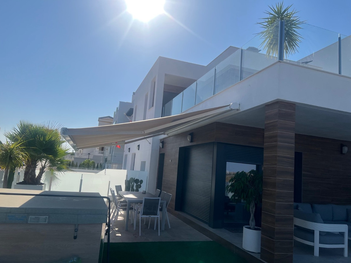 For sale - 3 Bedroom 3 Bathroom House - Detached Villa in Los Montesinos - Los Montesinos Centro  - Alicante