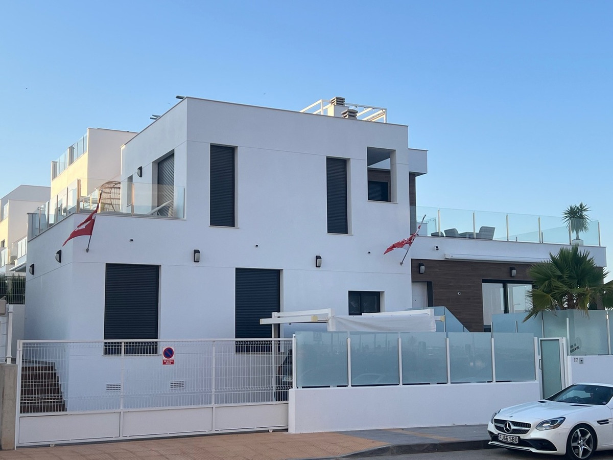 For sale - 3 Bedroom 3 Bathroom House - Detached Villa in Los Montesinos - Los Montesinos Centro  - Alicante