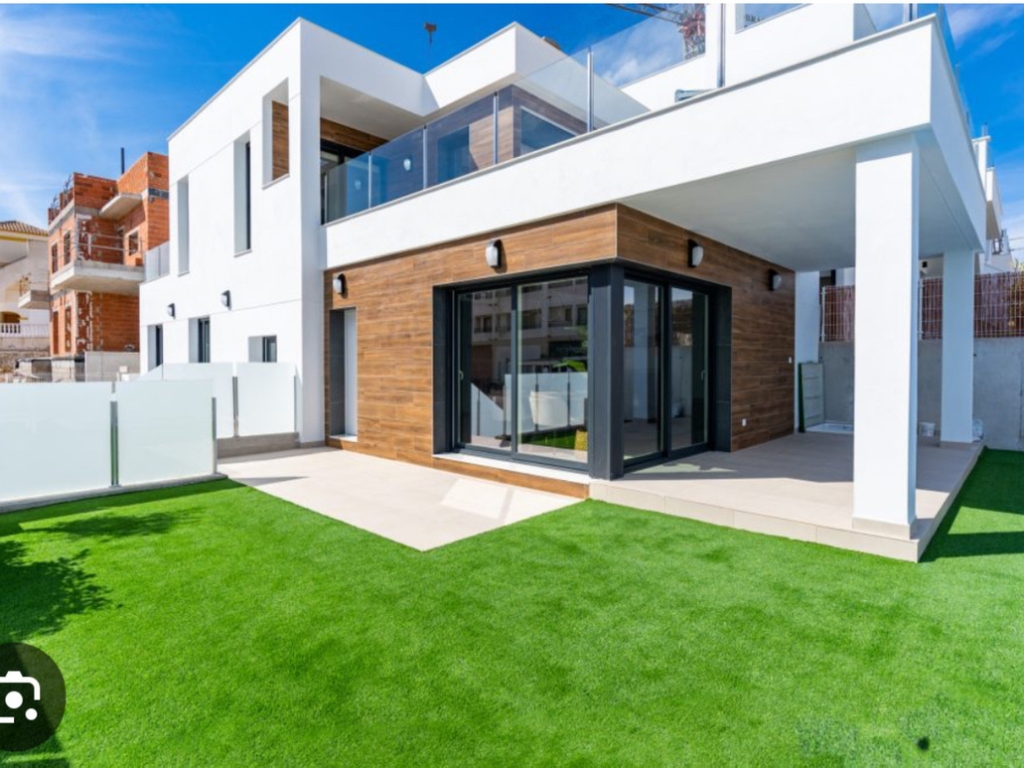 3 Bedroom 3 Bathroom House - Detached Villa in Los Montesinos