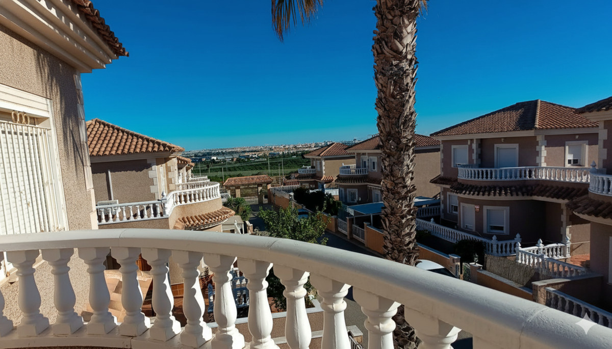 For sale - 4 Bedroom 2 Bathroom House - Detached Villa in Orihuela - Los Altos  - Alicante