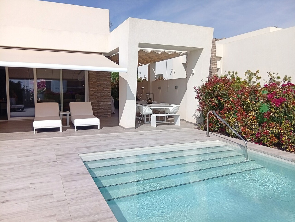 For sale - 2 Bedroom 2 Bathroom House - Detached Villa in Algorfa - La Finca Golf  - Alicante