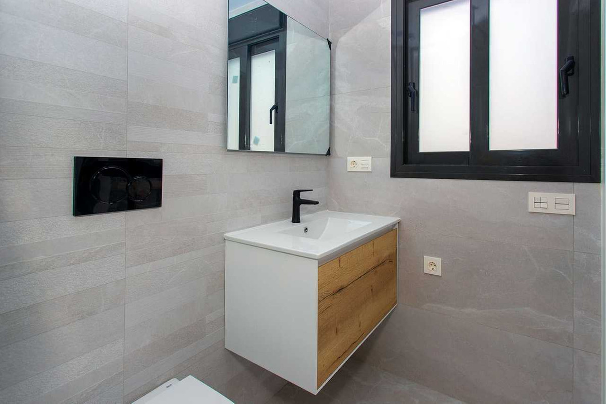 For sale - 2 Bedroom 2 Bathroom Apartment - Middle Floor Apartment in Torrevieja - Torrevieja Centro  - Alicante