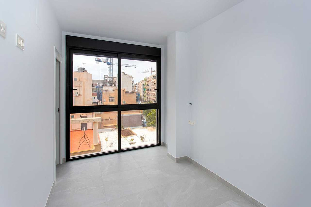 For sale - 2 Bedroom 2 Bathroom Apartment - Middle Floor Apartment in Torrevieja - Torrevieja Centro  - Alicante