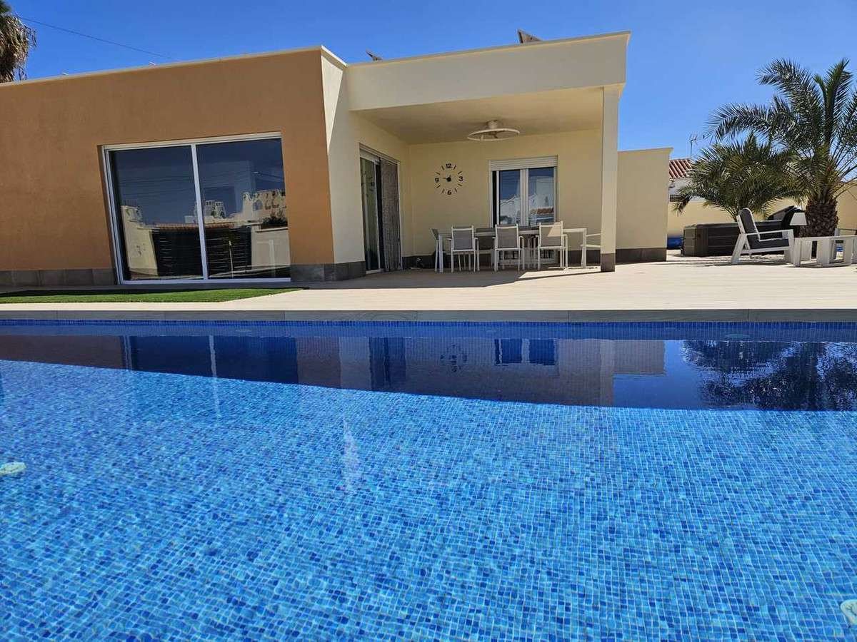 For sale - 4 Bedroom 2 Bathroom House - Detached Villa in Torrevieja - Torrevieja Centro  - Alicante