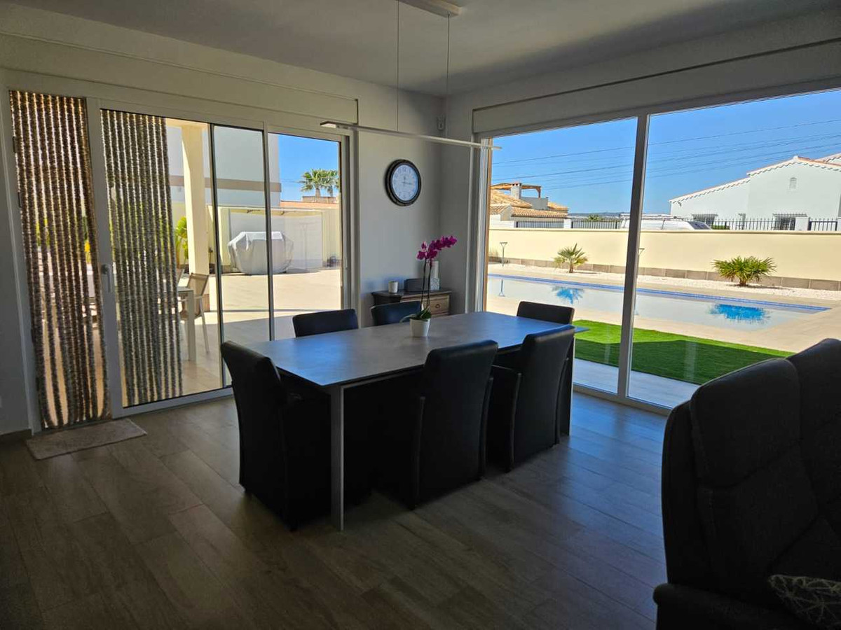 For sale - 4 Bedroom 2 Bathroom House - Detached Villa in Torrevieja - Torrevieja Centro  - Alicante