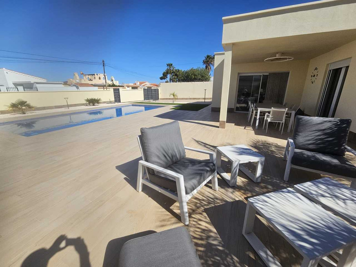 For sale - 4 Bedroom 2 Bathroom House - Detached Villa in Torrevieja - Torrevieja Centro  - Alicante