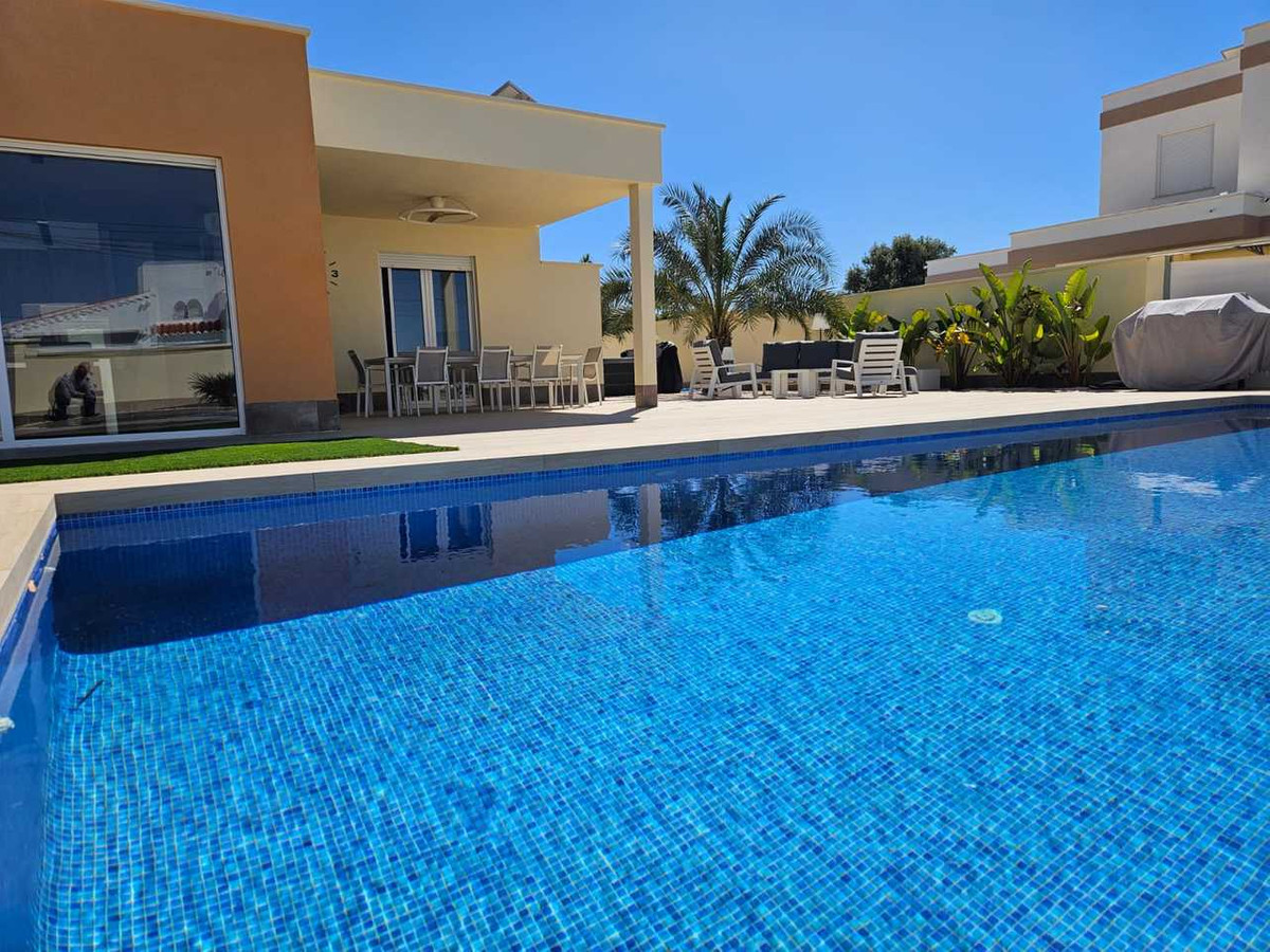 For sale - 4 Bedroom 2 Bathroom House - Detached Villa in Torrevieja - Torrevieja Centro  - Alicante