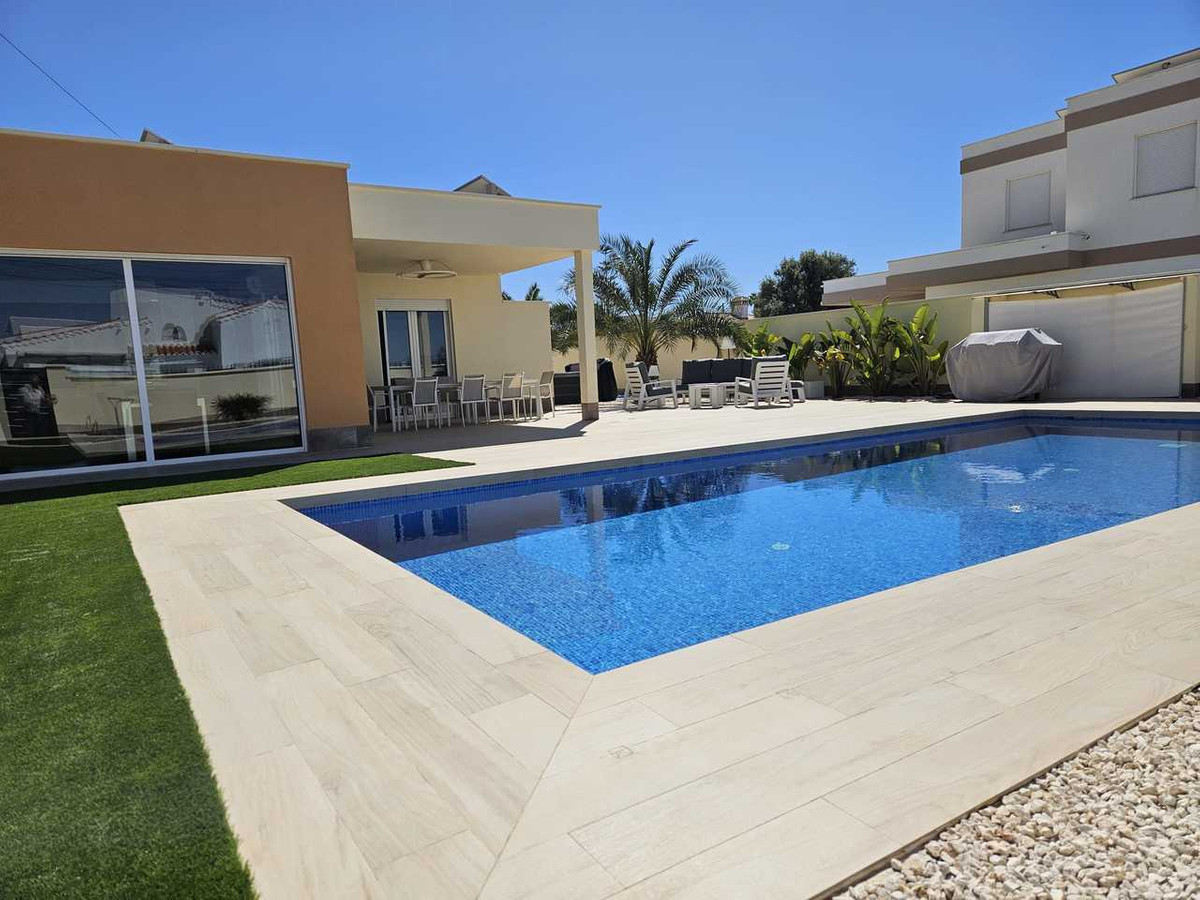 For sale - 4 Bedroom 2 Bathroom House - Detached Villa in Torrevieja - Torrevieja Centro  - Alicante