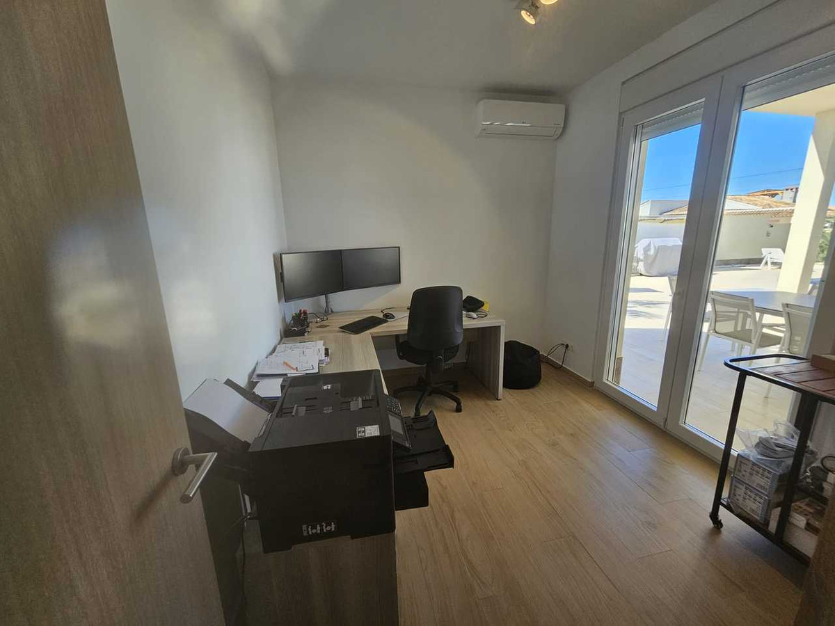 For sale - 4 Bedroom 2 Bathroom House - Detached Villa in Torrevieja - Torrevieja Centro  - Alicante