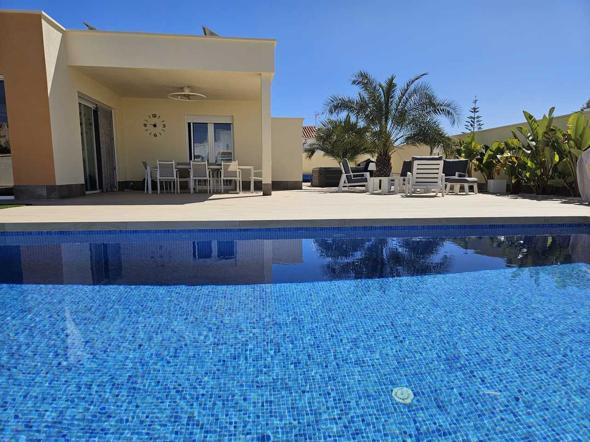 For sale - 4 Bedroom 2 Bathroom House - Detached Villa in Torrevieja - Torrevieja Centro  - Alicante