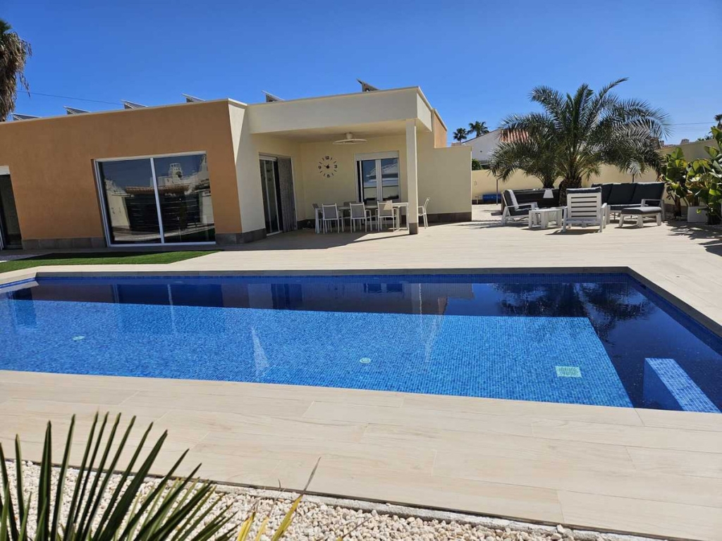 4 Bedroom 2 Bathroom House - Detached Villa in Torrevieja