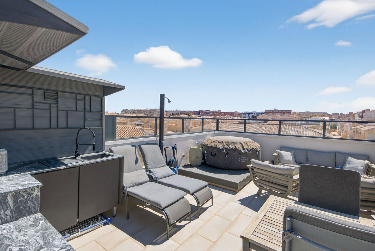 For sale - 2 Bedroom 1 Bathroom Apartment - Top Floor Apartment in Torrevieja - Torrevieja Centro  - Alicante