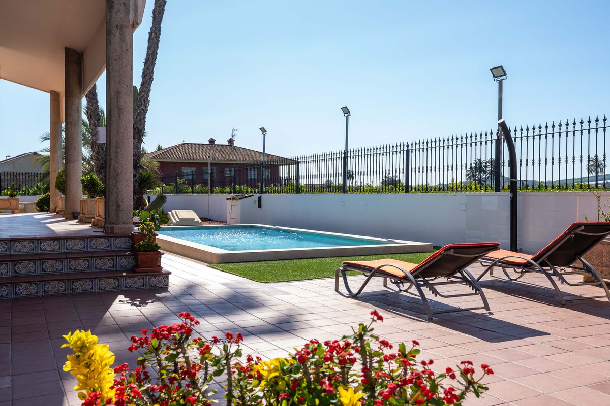 For sale - 5 Bedroom 4 Bathroom House - Detached Villa in Orihuela - Orihuela Centro  - Alicante