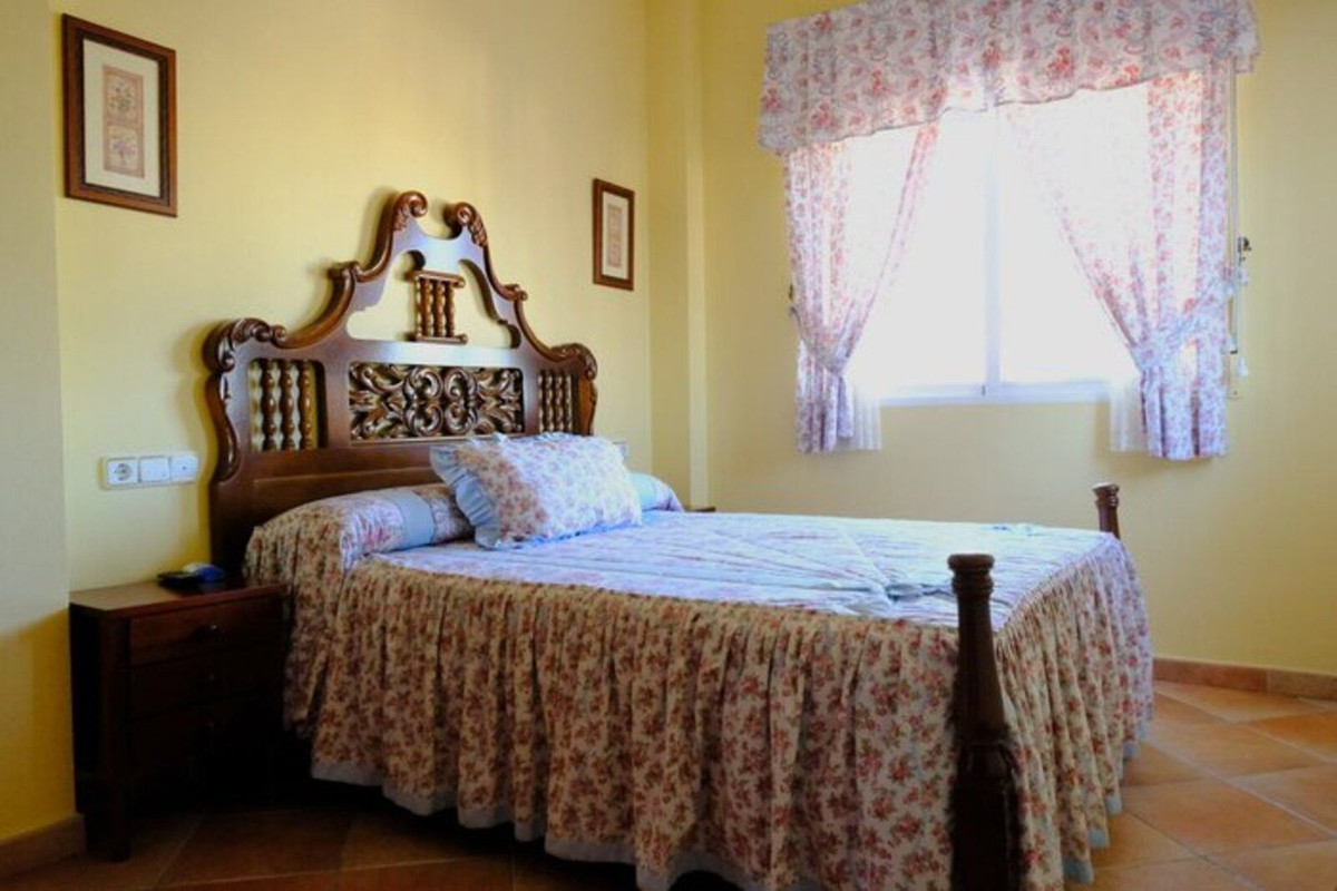 For sale - 5 Bedroom 4 Bathroom House - Detached Villa in Orihuela - Orihuela Centro  - Alicante