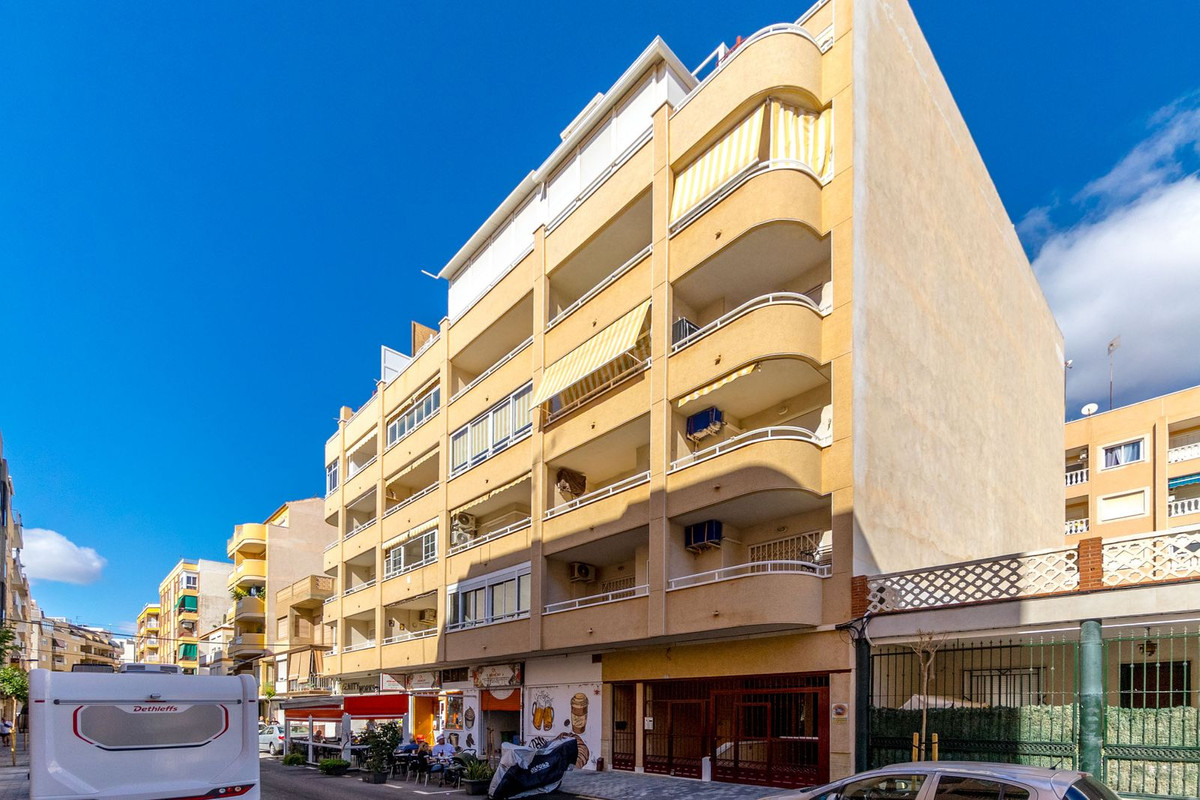 For sale - 3 Bedroom 2 Bathroom Apartment - Penthouse in Torrevieja - Torrevieja Centro  - Alicante