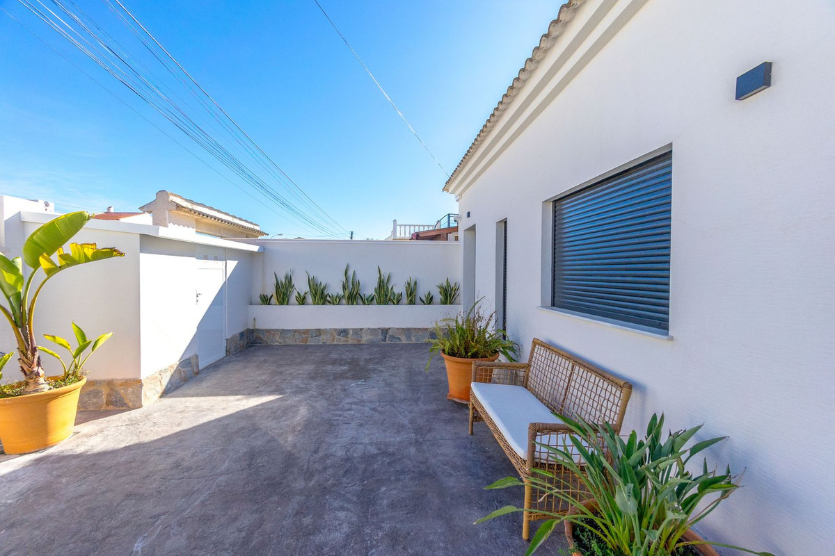 For sale - 3 Bedroom 2 Bathroom House - Detached Villa in Torrevieja - Torrevieja Centro  - Alicante
