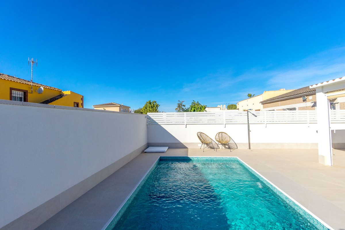 For sale - 3 Bedroom 2 Bathroom House - Detached Villa in Torrevieja - Torrevieja Centro  - Alicante