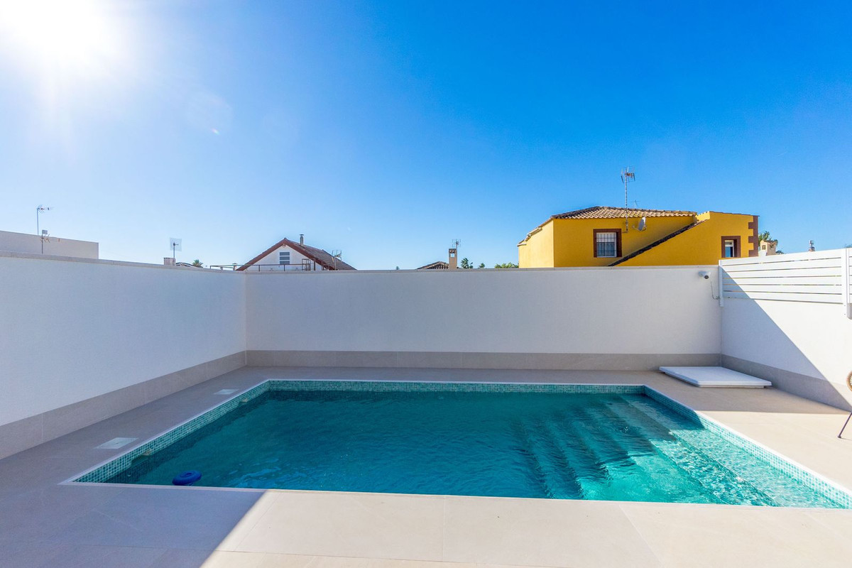 For sale - 3 Bedroom 2 Bathroom House - Detached Villa in Torrevieja - Torrevieja Centro  - Alicante
