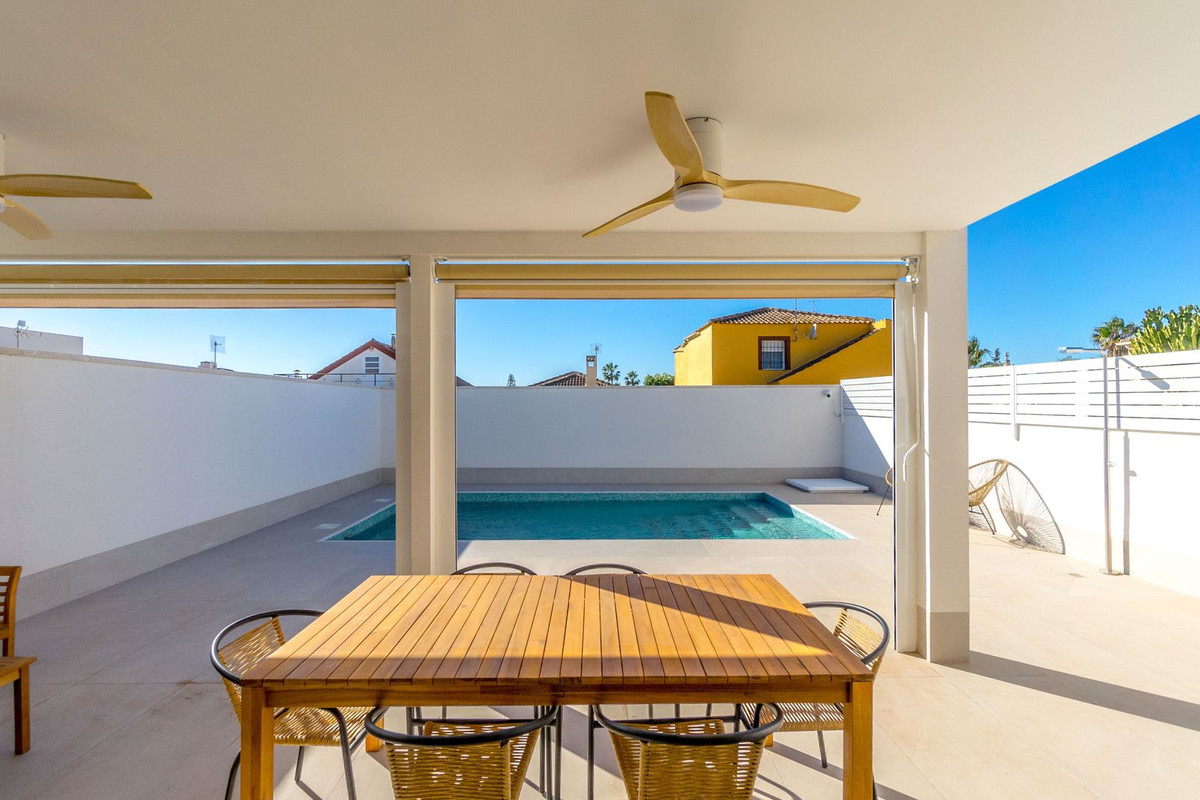 For sale - 3 Bedroom 2 Bathroom House - Detached Villa in Torrevieja - Torrevieja Centro  - Alicante