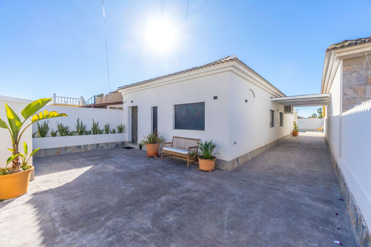 For sale - 3 Bedroom 2 Bathroom House - Detached Villa in Torrevieja - Torrevieja Centro  - Alicante