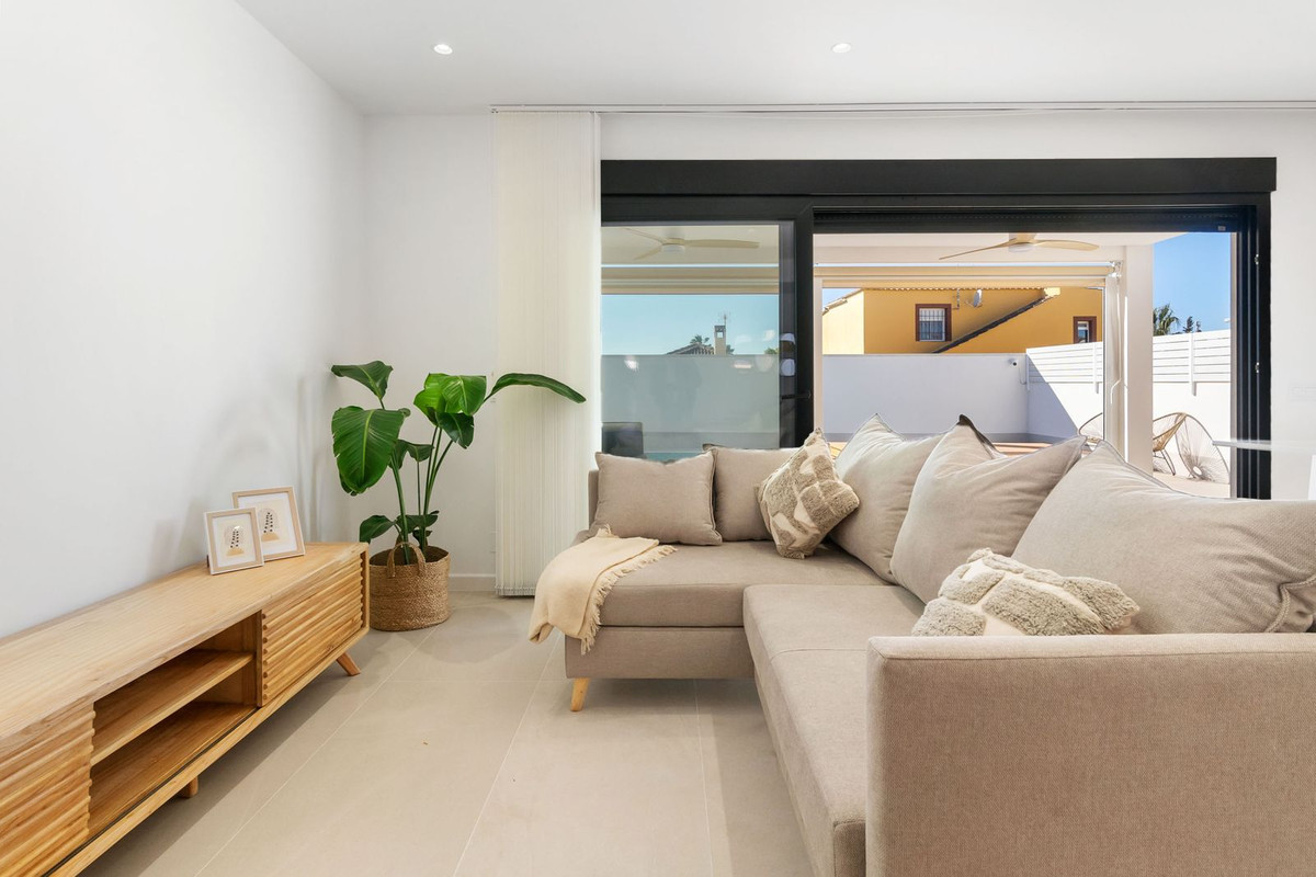 For sale - 3 Bedroom 2 Bathroom House - Detached Villa in Torrevieja - Torrevieja Centro  - Alicante