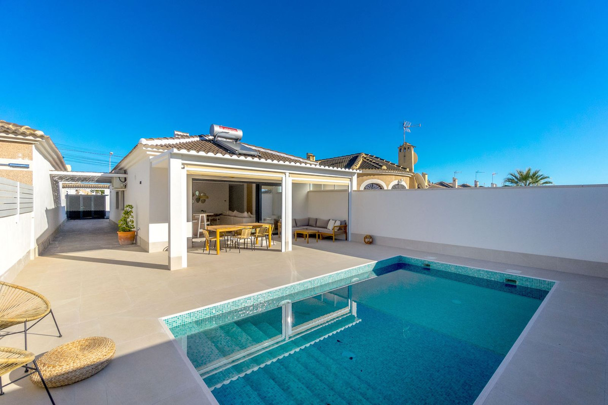 For sale - 3 Bedroom 2 Bathroom House - Detached Villa in Torrevieja - Torrevieja Centro  - Alicante
