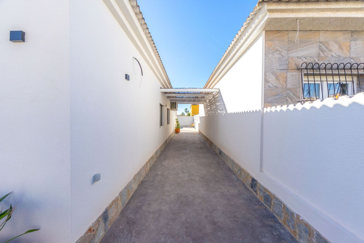 For sale - 3 Bedroom 2 Bathroom House - Detached Villa in Torrevieja - Torrevieja Centro  - Alicante