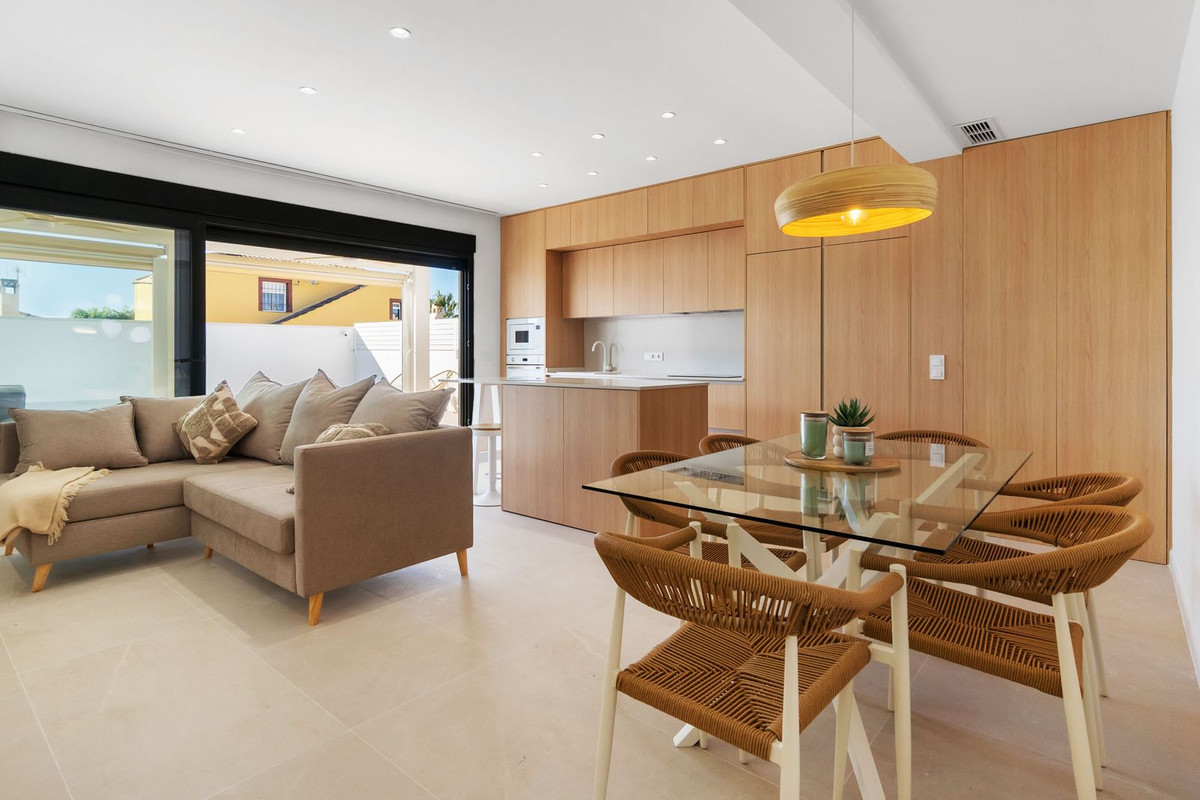 For sale - 3 Bedroom 2 Bathroom House - Detached Villa in Torrevieja - Torrevieja Centro  - Alicante