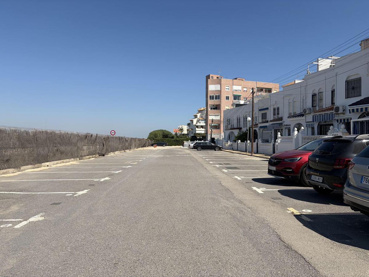 For sale - 4 Bedroom 1 Bathroom House - Townhouse in Torrevieja - La Mata  - Alicante