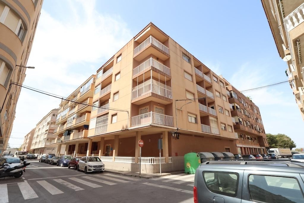 3 Bedroom 1 Bathroom Apartment - Middle Floor Apartment in Torrevieja