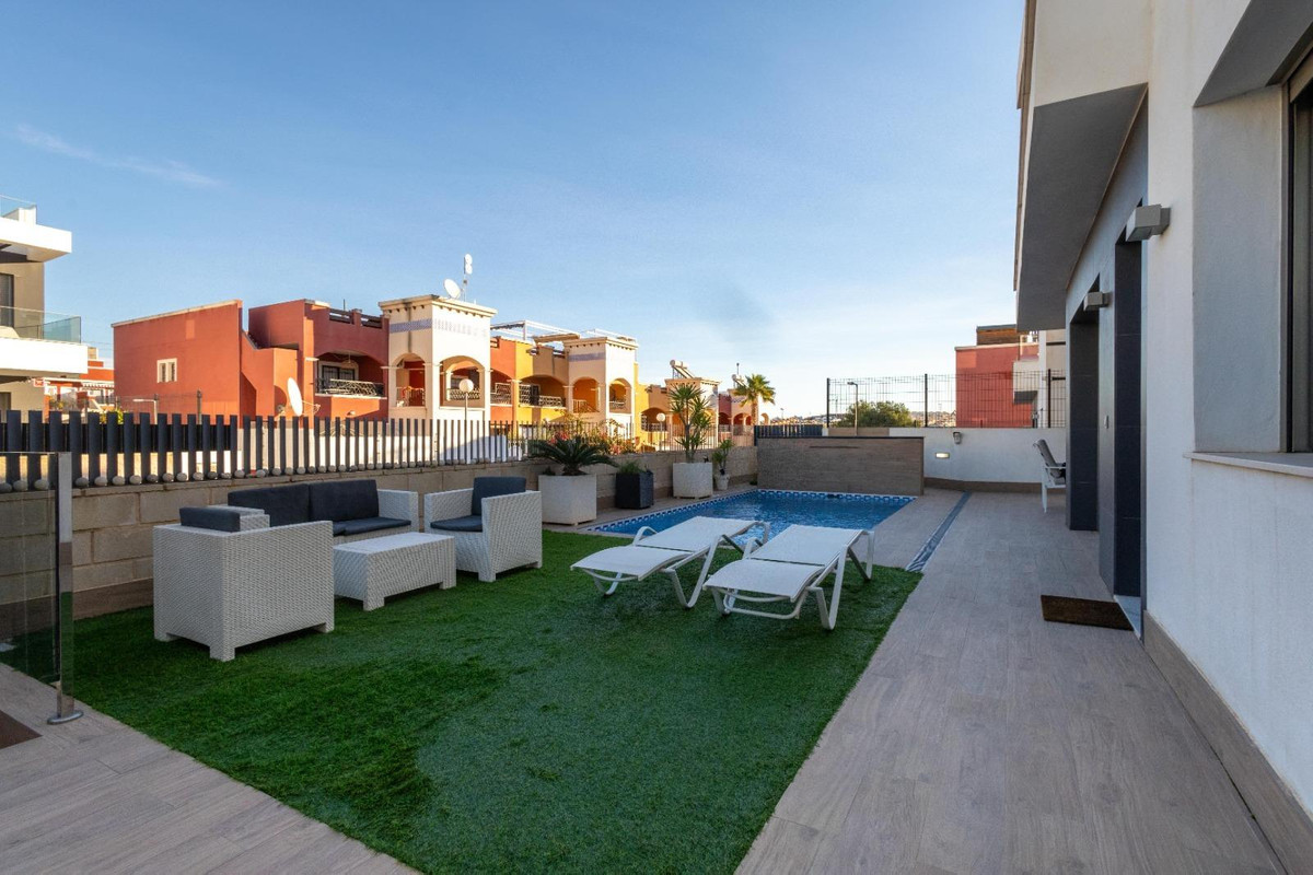 For sale - 4 Bedroom 3 Bathroom House - Detached Villa in Orihuela - Orihuela Costa  - Alicante