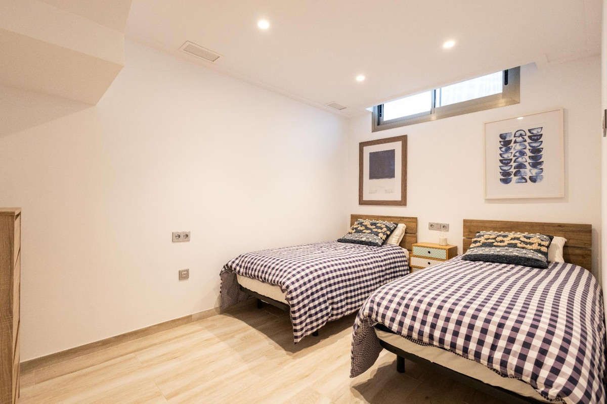 For sale - 4 Bedroom 3 Bathroom House - Detached Villa in Orihuela - Orihuela Costa  - Alicante