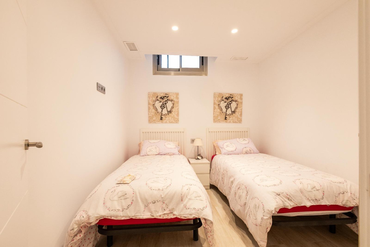 For sale - 4 Bedroom 3 Bathroom House - Detached Villa in Orihuela - Orihuela Costa  - Alicante