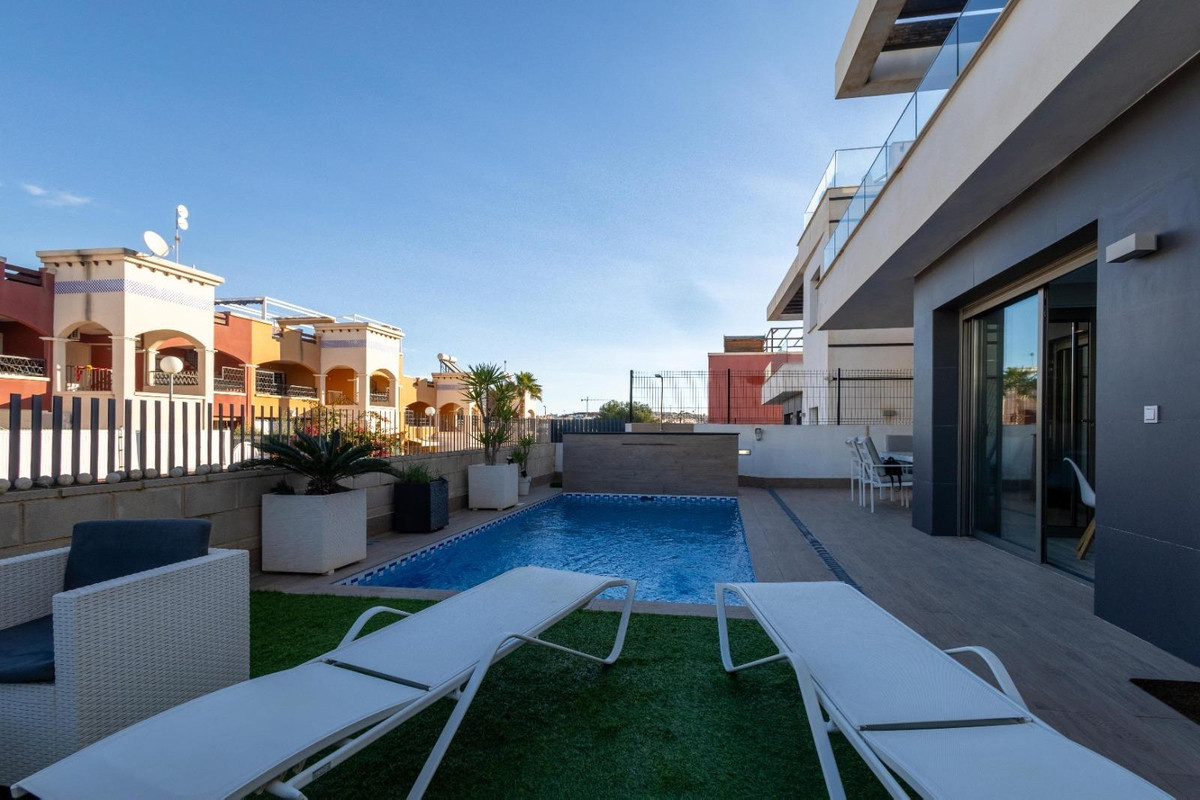 For sale - 4 Bedroom 3 Bathroom House - Detached Villa in Orihuela - Orihuela Costa  - Alicante