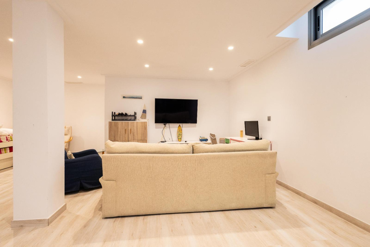 For sale - 4 Bedroom 3 Bathroom House - Detached Villa in Orihuela - Orihuela Costa  - Alicante