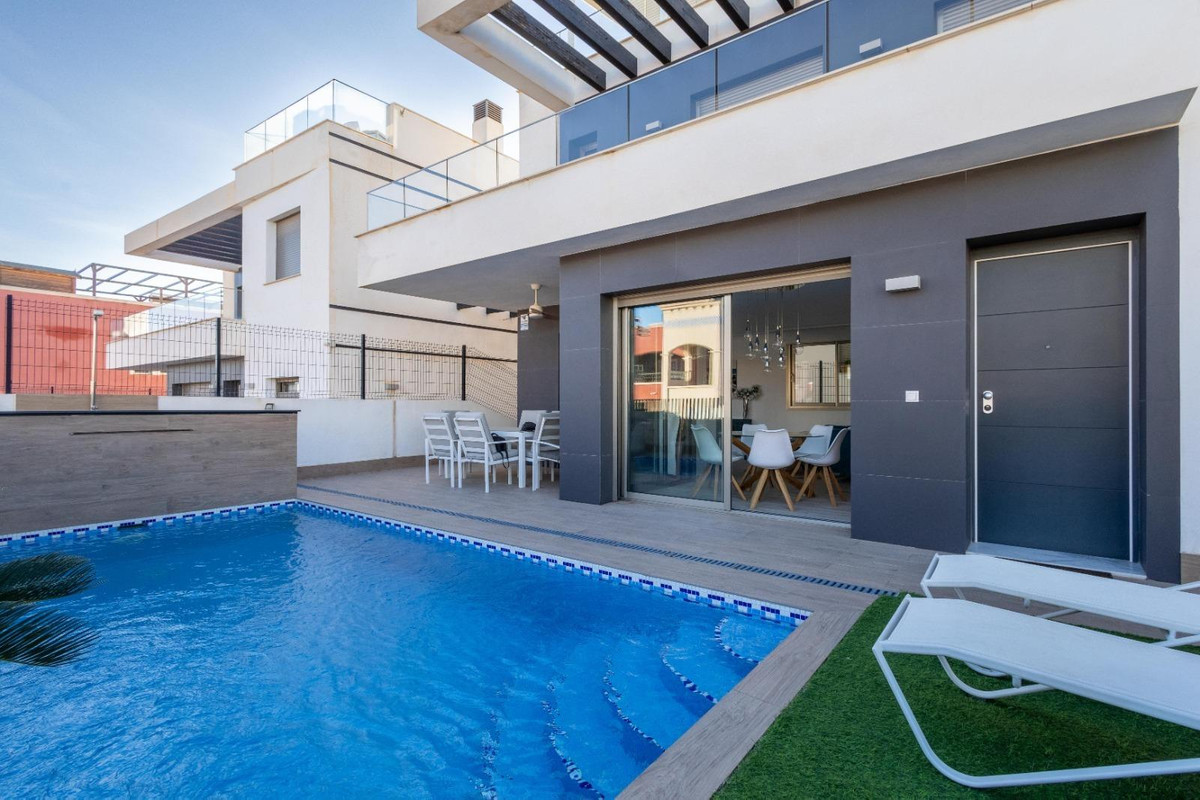 For sale - 4 Bedroom 3 Bathroom House - Detached Villa in Orihuela - Orihuela Costa  - Alicante