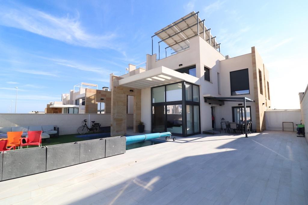 For sale - 3 Bedroom 3 Bathroom House - Detached Villa in Orihuela - Lomas de Cabo Roig  - Alicante