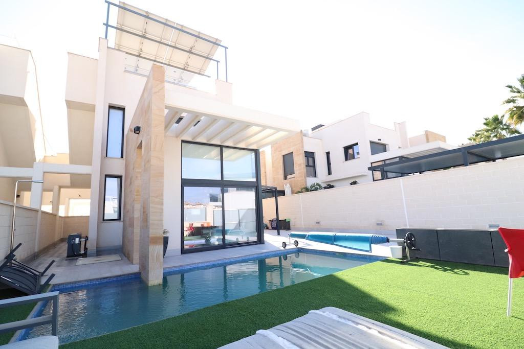 For sale - 3 Bedroom 3 Bathroom House - Detached Villa in Orihuela - Lomas de Cabo Roig  - Alicante
