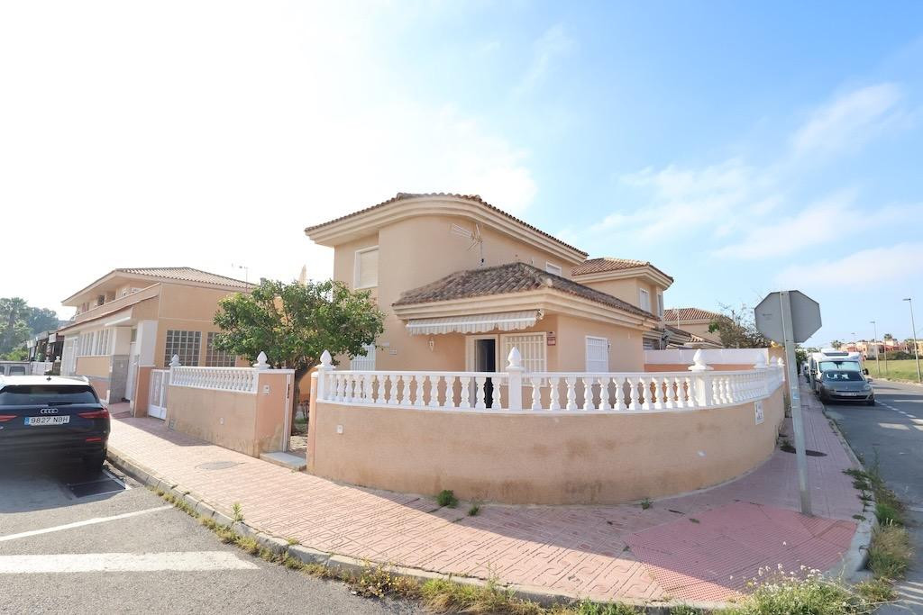 For sale - 3 Bedroom 2 Bathroom House - Detached Villa in Torrevieja - Torrevieja Centro  - Alicante