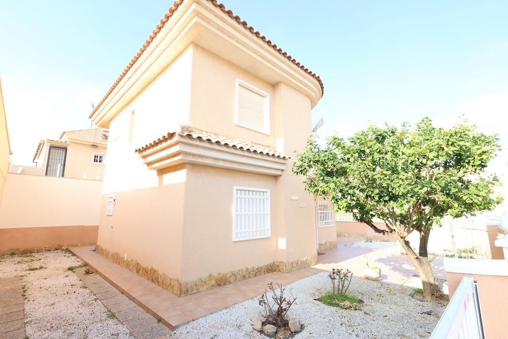 For sale - 3 Bedroom 2 Bathroom House - Detached Villa in Torrevieja - Torrevieja Centro  - Alicante