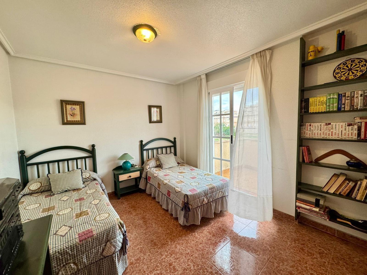 For sale - 3 Bedroom 2 Bathroom House - Detached Villa in Torrevieja - Torrevieja Centro  - Alicante