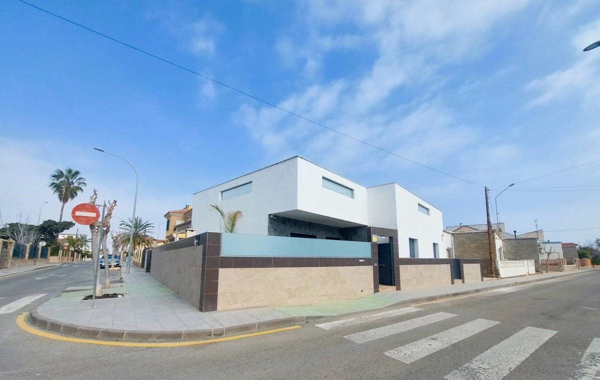 For sale - 3 Bedroom 2 Bathroom House - Detached Villa in Pilar de la Horadada - Torre de la Horadada  - Alicante