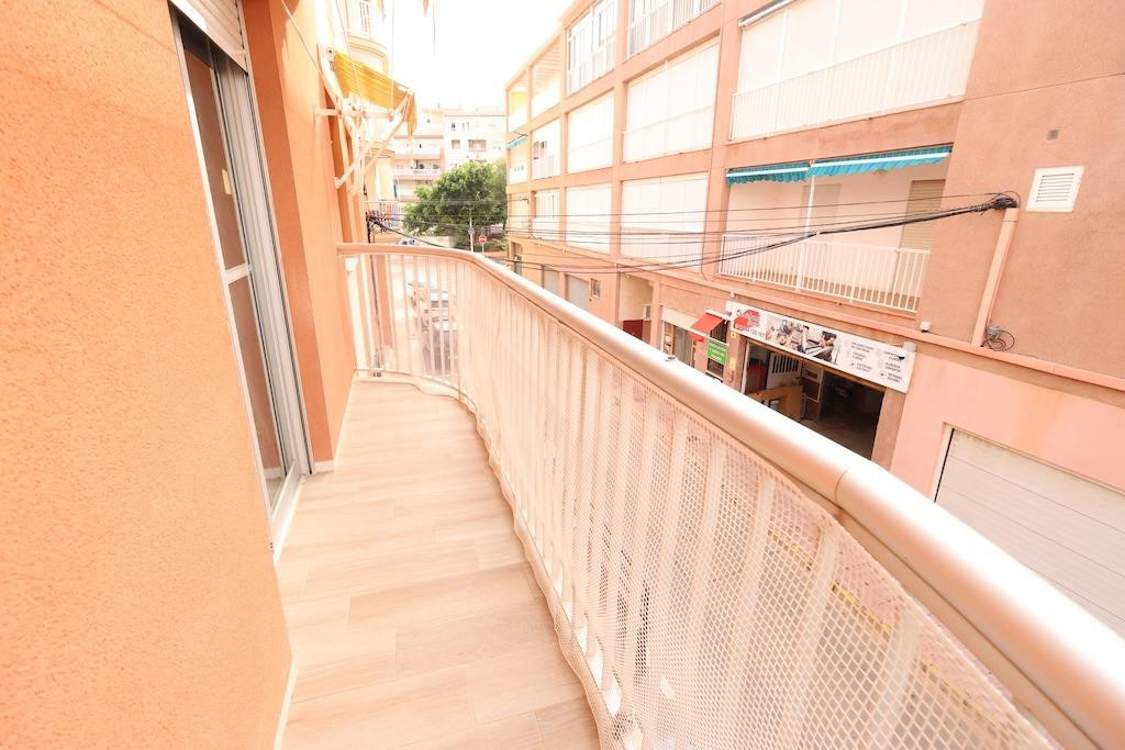 For sale - 3 Bedroom 1 Bathroom Apartment - Middle Floor Apartment in Torrevieja - Torrevieja Centro  - Alicante