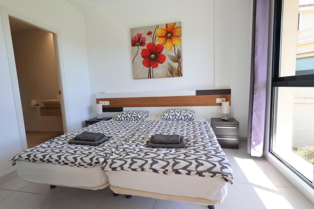 For sale - 2 Bedroom 2 Bathroom Apartment - Middle Floor Apartment in Orihuela - La Zenia  - Alicante