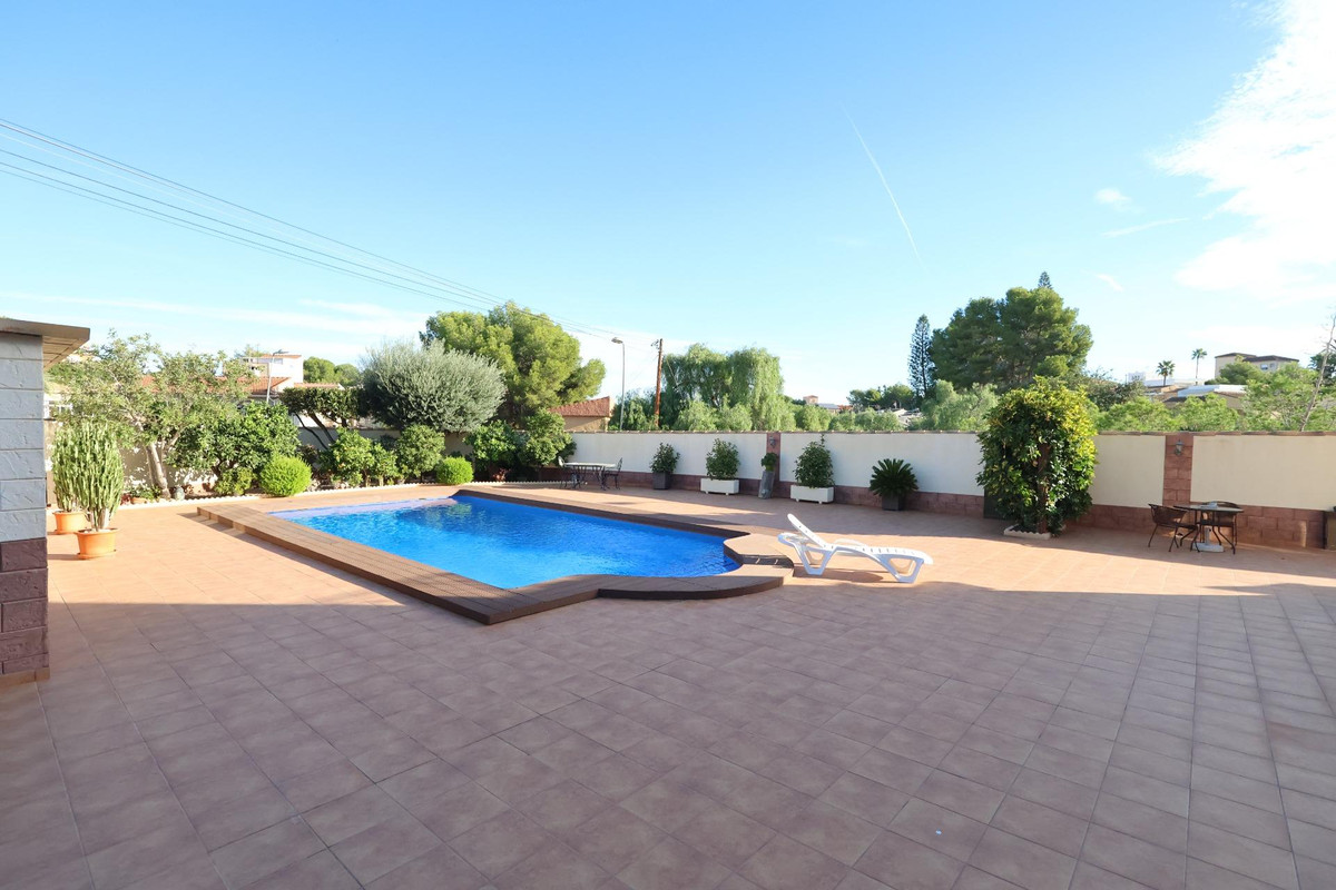 For sale - 5 Bedroom 3 Bathroom House - Detached Villa in Torrevieja - Torrevieja Centro  - Alicante