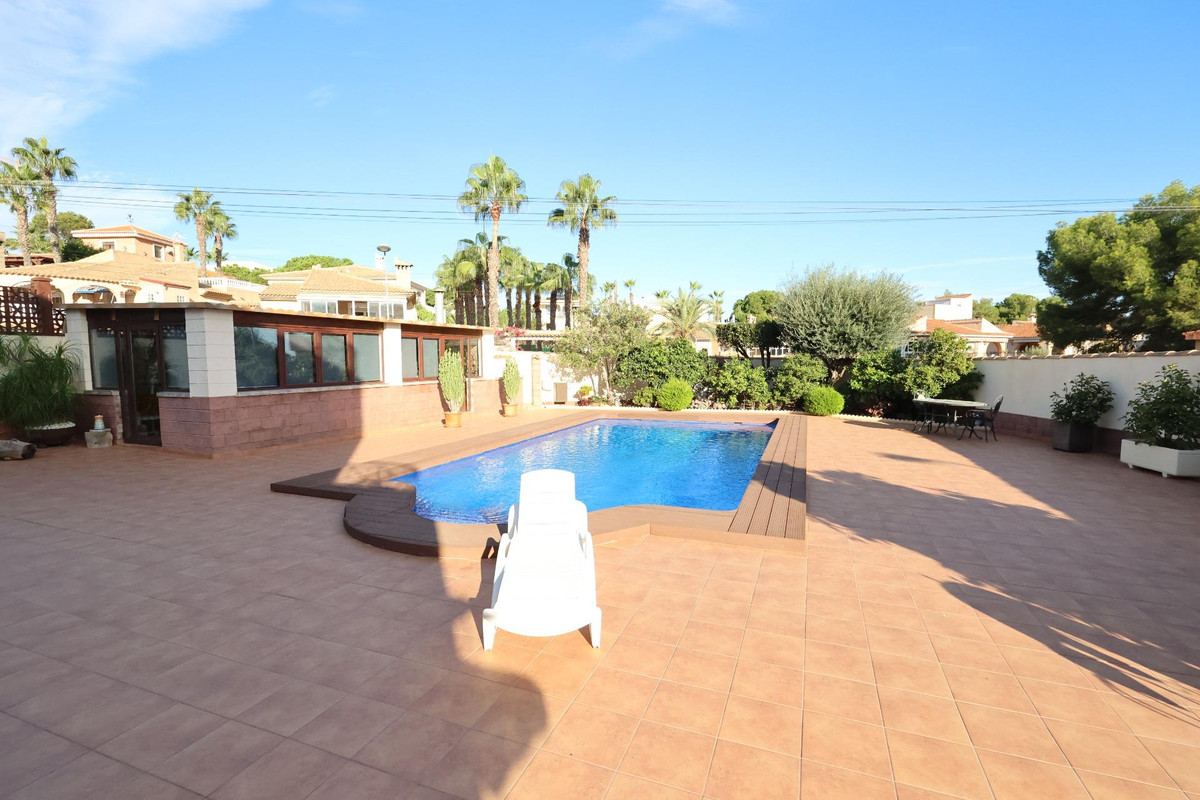 For sale - 5 Bedroom 3 Bathroom House - Detached Villa in Torrevieja - Torrevieja Centro  - Alicante