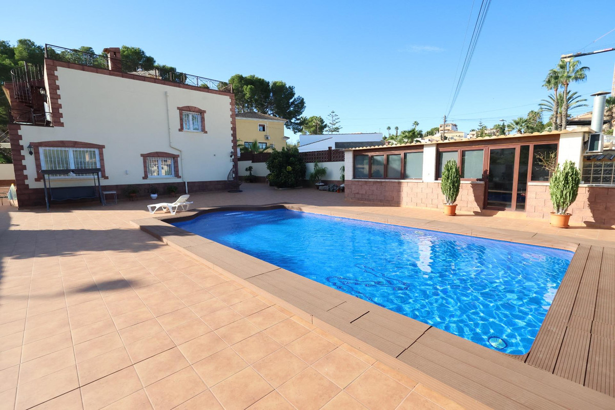 For sale - 5 Bedroom 3 Bathroom House - Detached Villa in Torrevieja - Torrevieja Centro  - Alicante