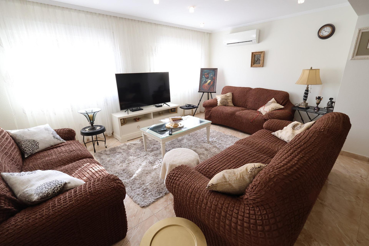 For sale - 5 Bedroom 3 Bathroom House - Detached Villa in Torrevieja - Torrevieja Centro  - Alicante